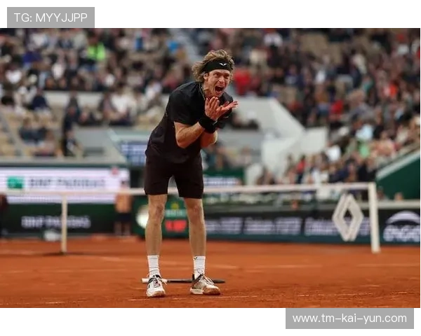 卢布列夫怒摔球拍！裁判当场警告